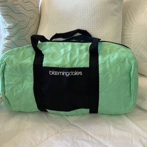 BLOOMINGDALES DUFFLE BAG WITH ZIPPER